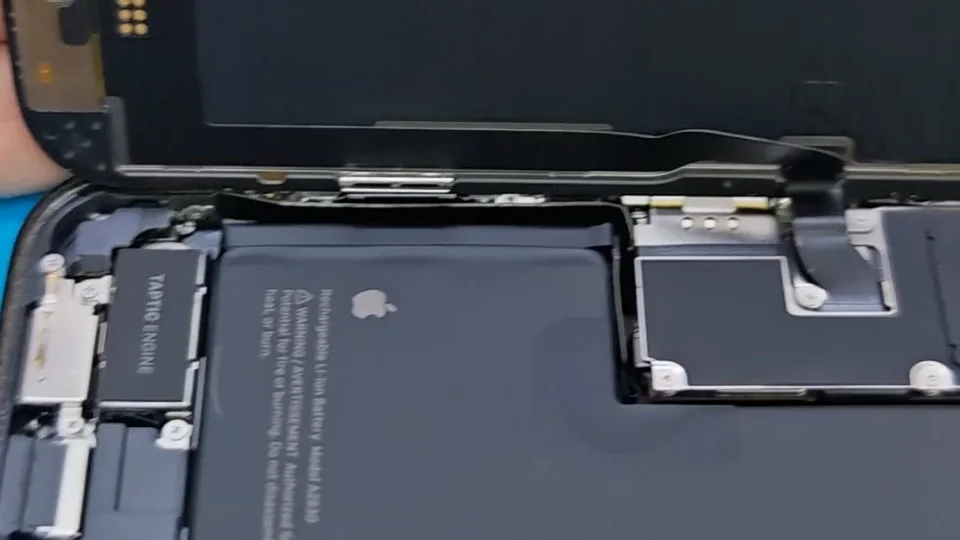 Открытый iPhone во время замены аккумулятора