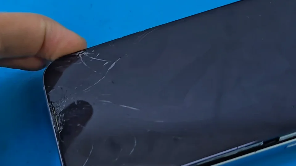 iPhone с повреждённым экраном перед заменой дисплея