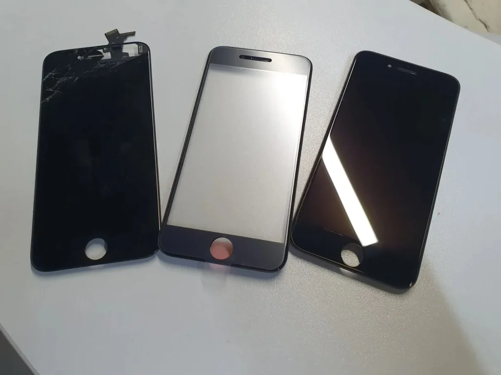 Дисплейные модули iPhone во время переклейки разбитого стекла