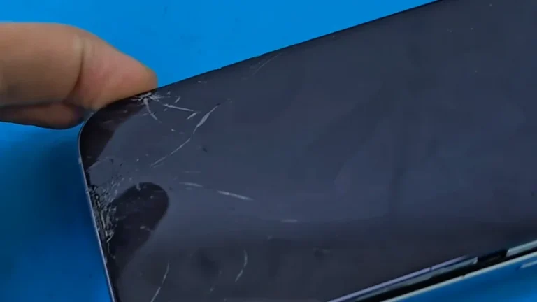 Смартфон iPhone в процессе замены дисплея
