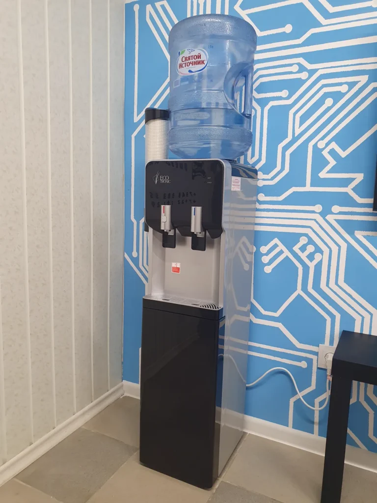 Кулер с питьевой водой в зоне ожидания Gelezka Service