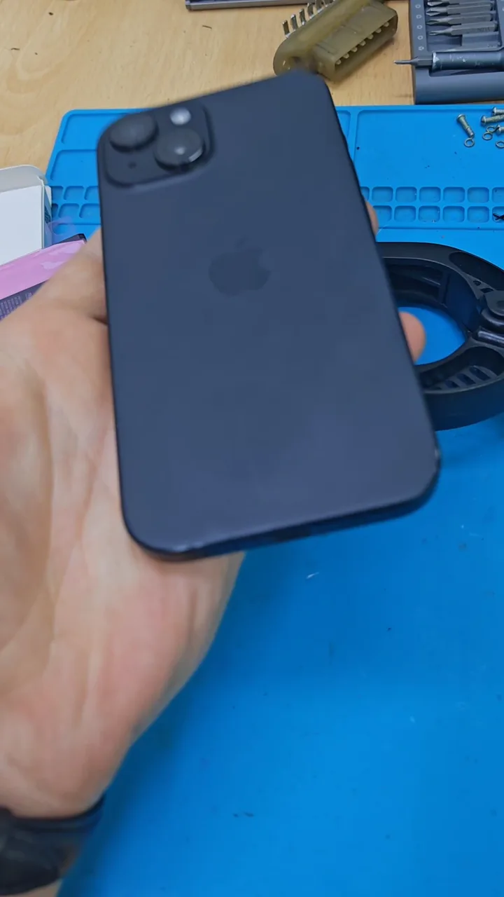 Замена аккумулятора iPhone 15