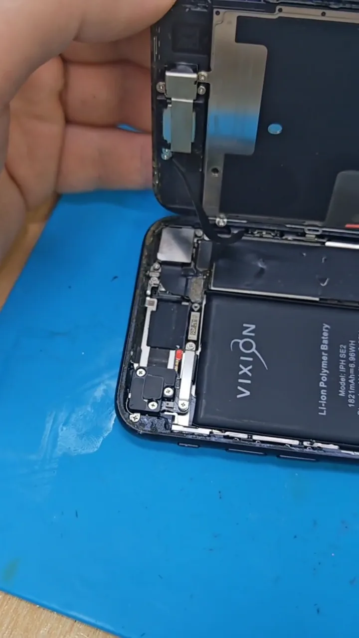 Замена аккумулятора iPhone SE (2020) после попадания жидкости