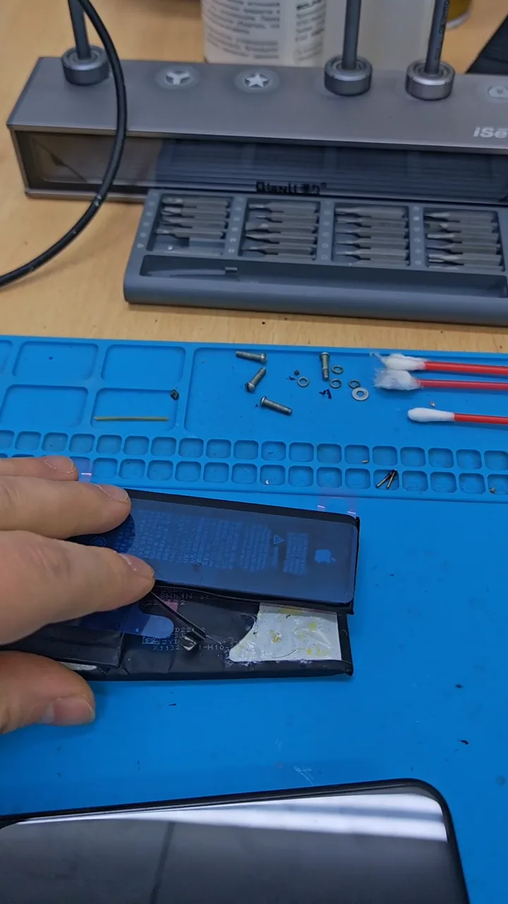 Замена аккумулятора iPhone XS