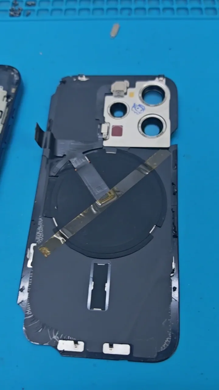 Замена задней крышки iPhone 15 Pro